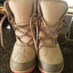 Sorel snow boots size 9